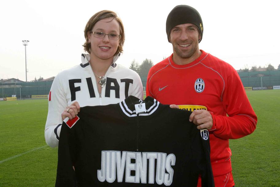 2007 Ormai  una campionessa e come tale frequenta campioni anche di altri sport. Qui, in visita a Vinovo all’allenamento della Juventus, posa con Alessandro Del Piero (Lapresse)